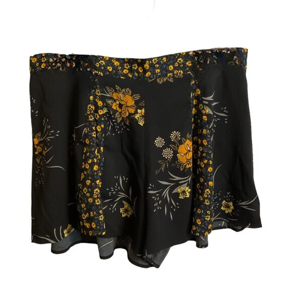 BOG Collective Pants - BOG Collective Shorts Women's Size L Black Floral Pull On Elastic Waist Relaxed